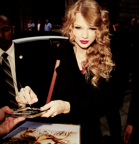 Taylor-Swift-holding-pen-correctly.png