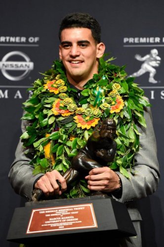 Rival-Oregon-State-congratulates-Oregons-Marcus-Mariota.jpg